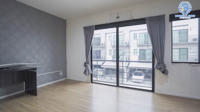 ทาวน์โฮมมือสอง ม.บ้านกลางเมือง ราชพฤกษ์-พระราม5 ทาวน์โฮม3ชั้น บ้านสวยเหมือนไม่เคยเข้าอยู่ บนเนื้อที่ 17 ตร.ว. ฟังก์ชัน 3 ห้องนอน 3 ห้องน้ำ 2  ที่จอดรถ บนทำเลเดินทางสะดวก เชื่อมต่อถนน นครอินทร์, พระราม5, ราชพฤกษ์, รัตนาธิเบศร์ ใกล้รถไฟฟ้าและทางด่วน!